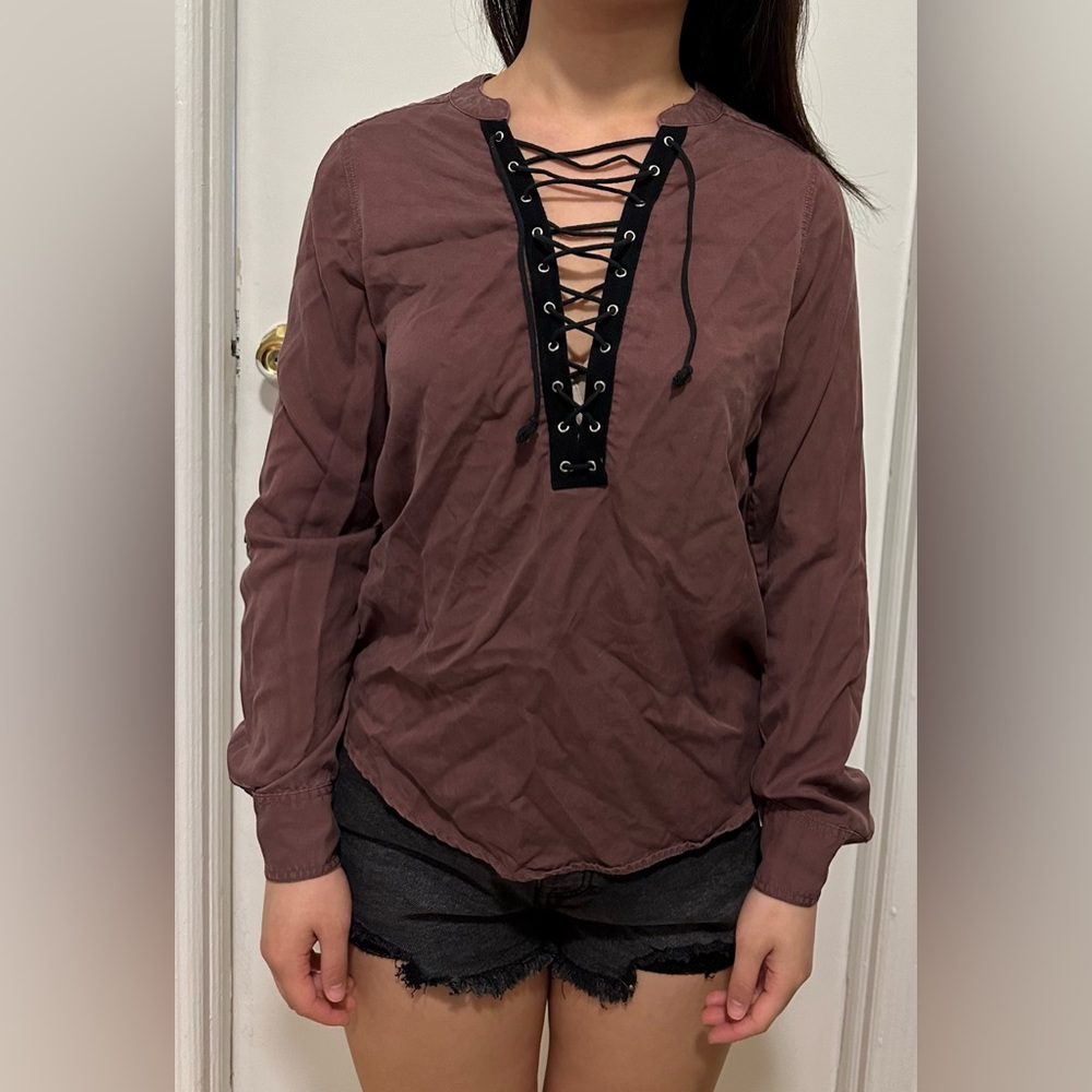 Long sleeve, lace up top